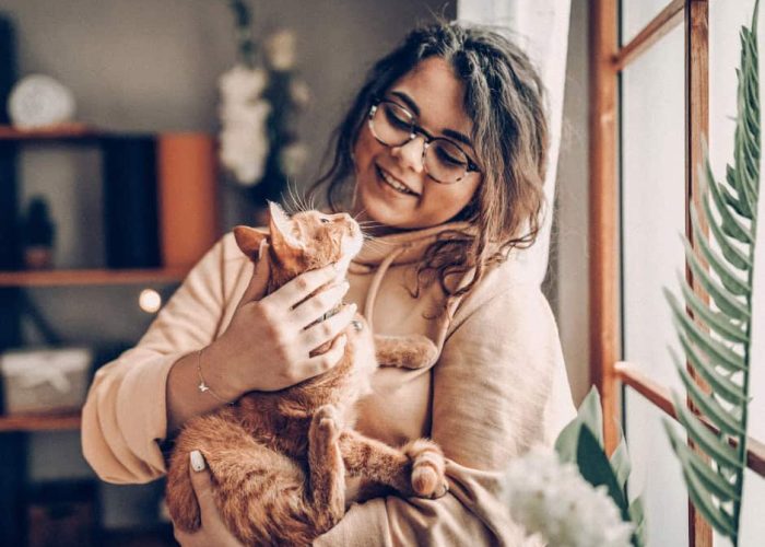 אישה עם חתול