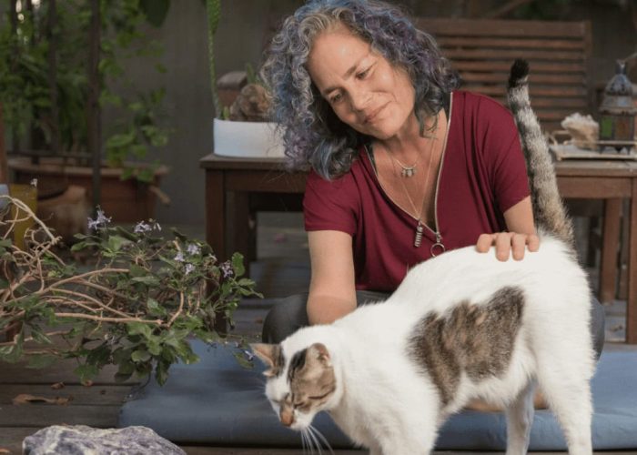 מוריה עם חתול